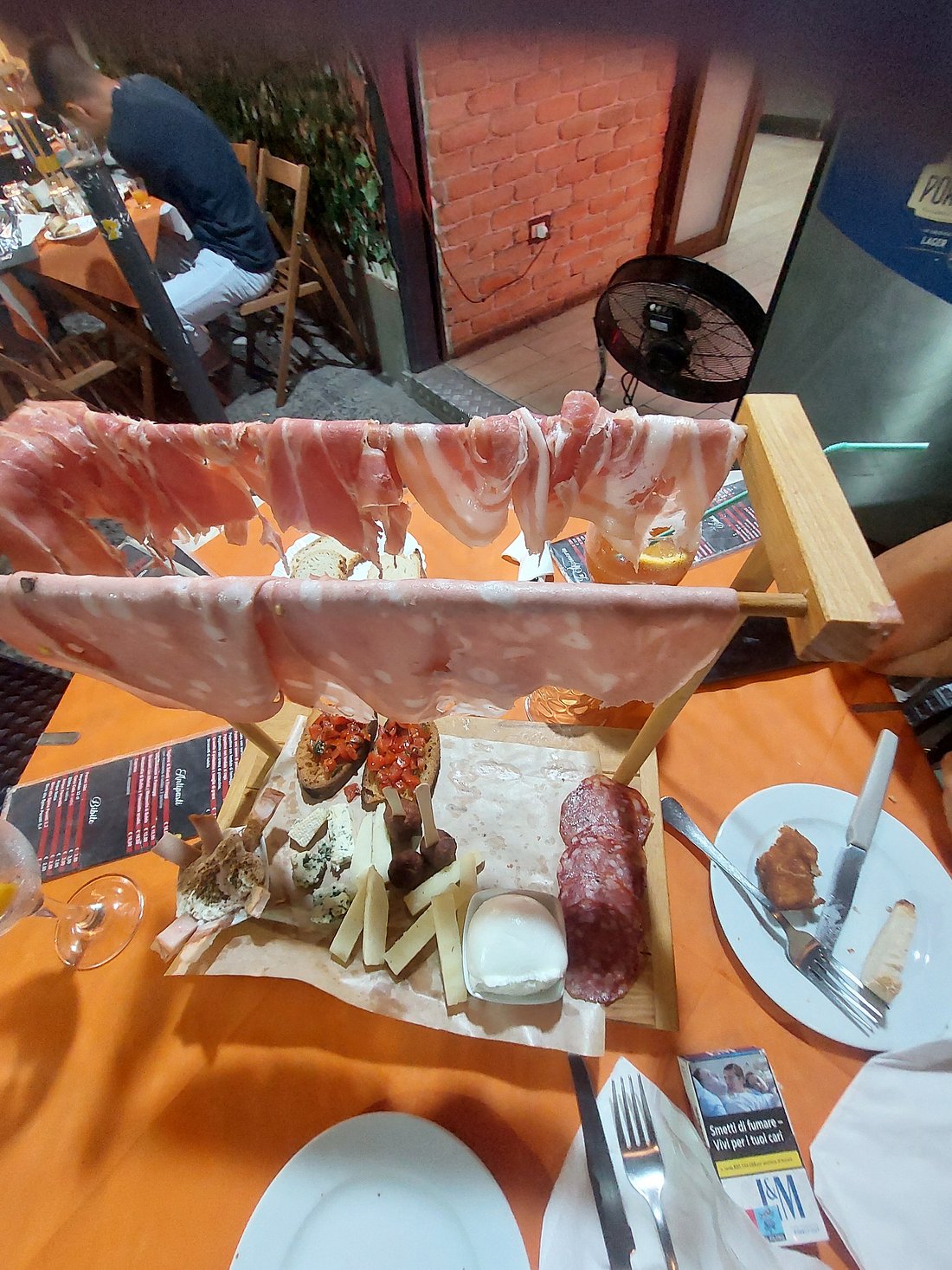 Tagliere con salumi e formaggi da Anema & Pizza