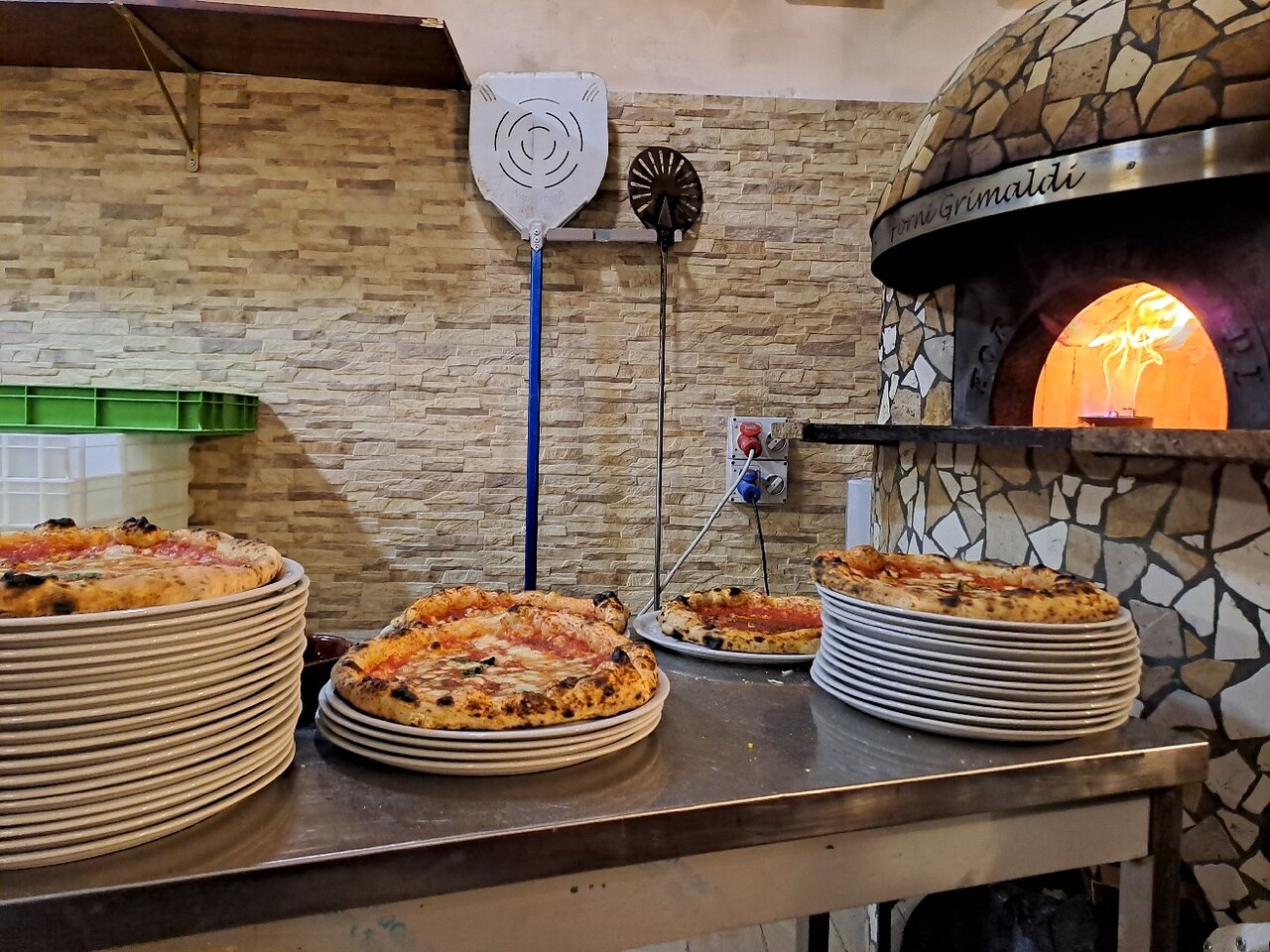Pizza fritta servita al tavolo